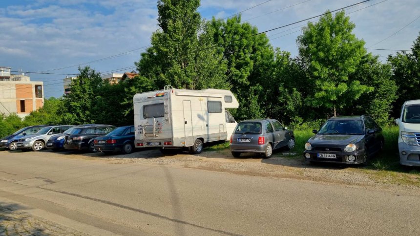 И отново: Паркиране в зелена площ, предвидена за детска площадка