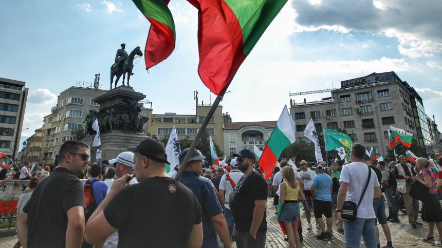 Водни оръдия и мъже в черни тениски в палитрата от разнородни протести
