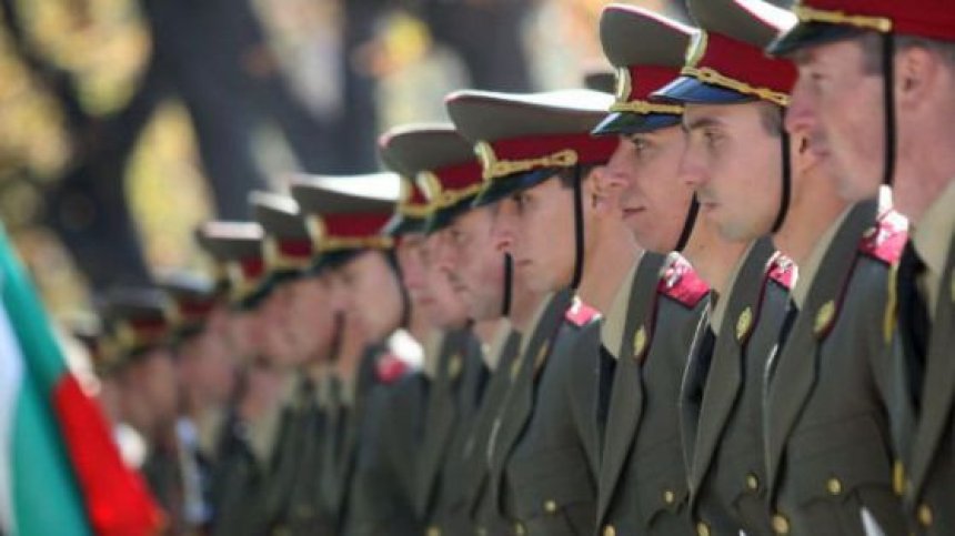 Доверието на българите в армията - най-високо от десетилетие насам