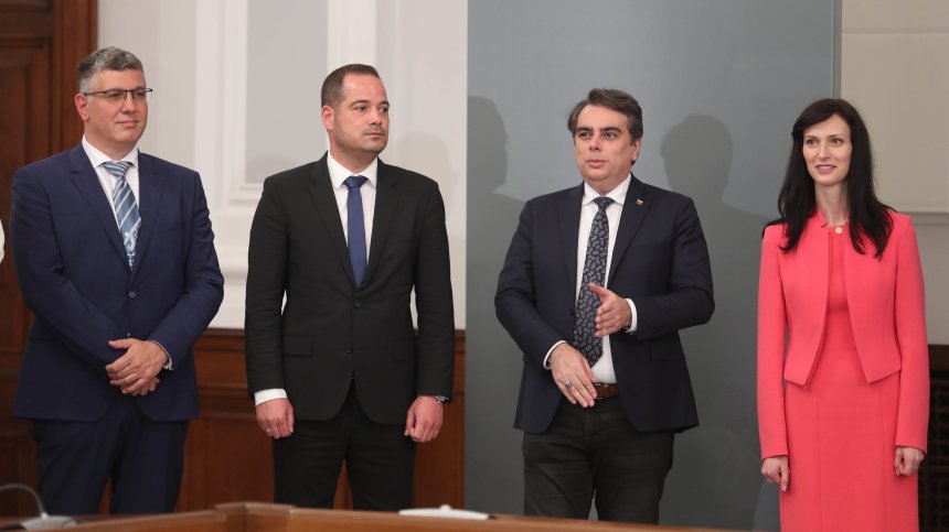 Първи рокади в новата власт. Василев: Върнахме екипа, който може да събира данъци и акцизи