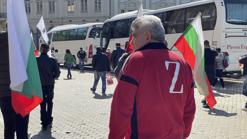 Привърженици на "Възраждане" протестират пред НС със символа "Z"