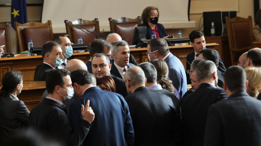 Опозицията скочи на управляващите в НС, хвърчаха плюнки и обвинения (ОБЗОР)