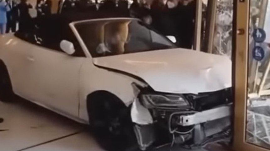 Бесен мъж нахлу с автомобила си във фоайето на хотел в Шанхай (+ВИДЕО)