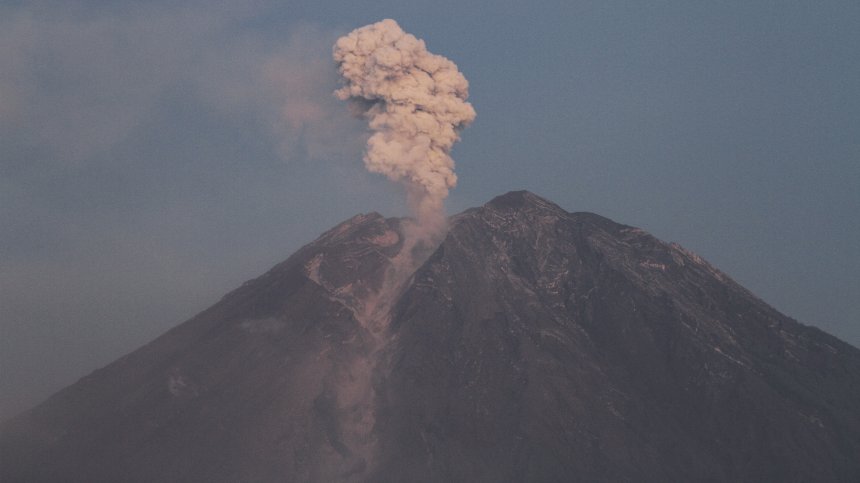 Вулканът Анак Кракатау в Индонезия изхвърли на 3 км в небето стълб от пепел