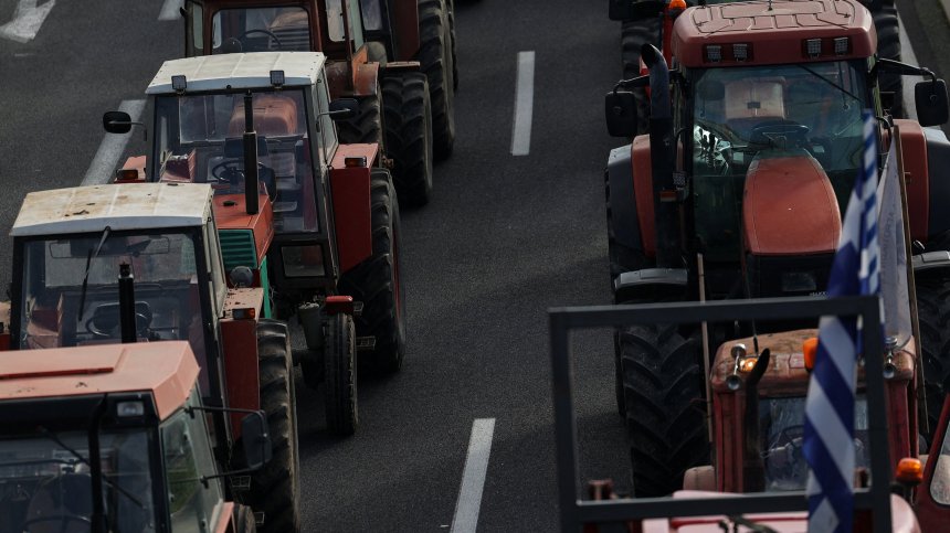 Фермери с трактори блокираха магистралата Атина - Солун в Гърция