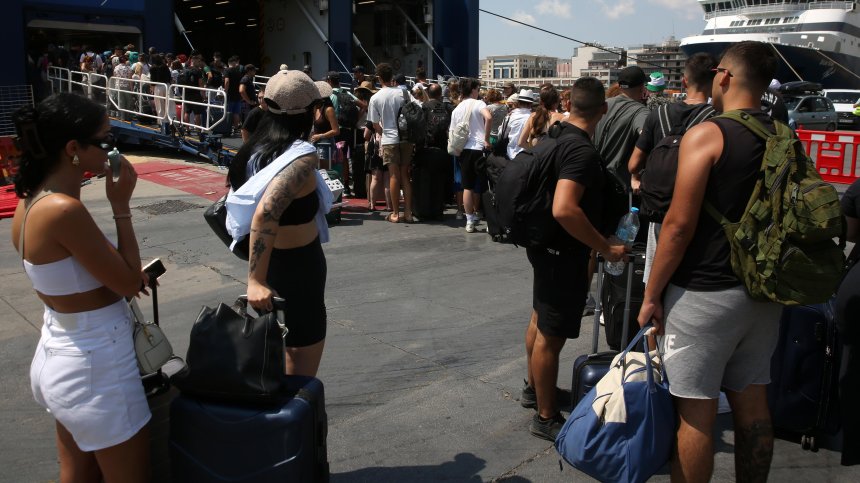 Ферибот със 116 души на борда потъна край бреговете на Гаяна