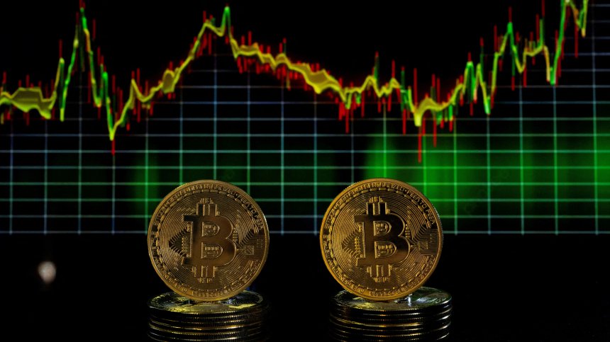 Биткойн достигна исторически връх от $123 000