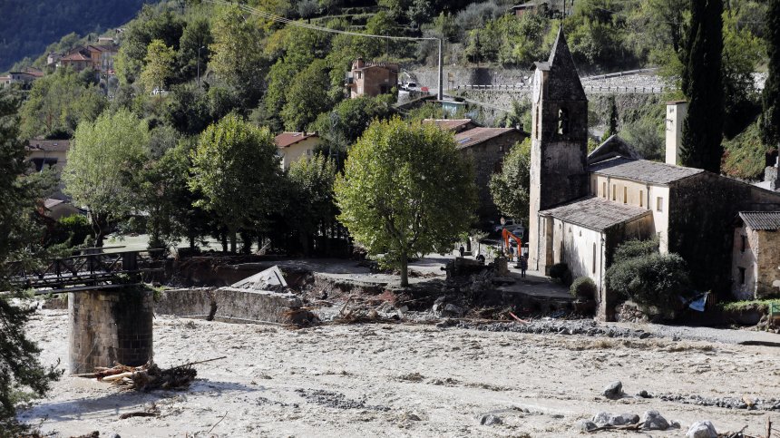 Двама загинали и 25 изчезнали, след като бурята "Алекс" вилня във Франция и Италия