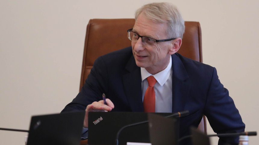 БСП иска спешно изслушване на Денков заради подкрепата за касетъчните бомби