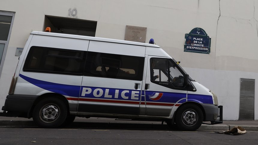 20-годишен намушка учител в училище във Франция и рани други двама