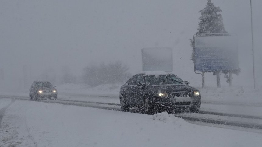 Ограничиха движението през прохода "Предела" заради снеговалеж
