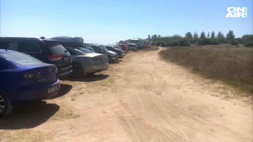 Десетки коли масово паркират върху дюни на плаж "Крапец-север&ldquo;