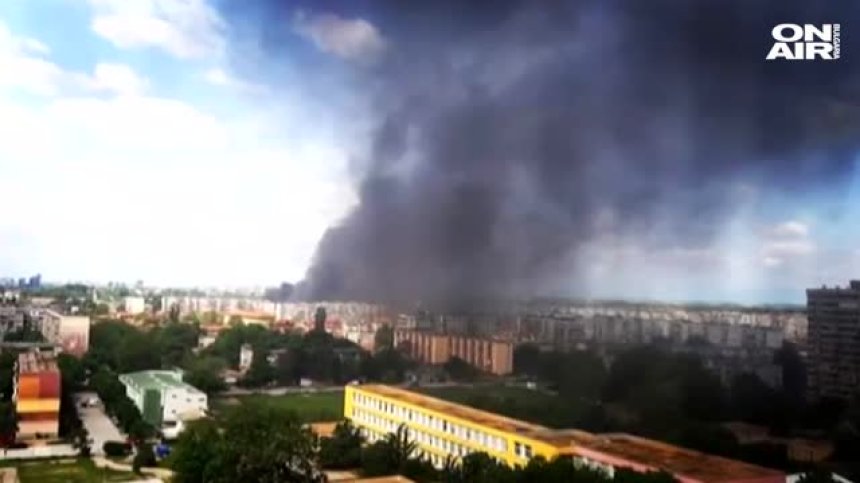 Огромен пожар горя в складове край "Столипиново"