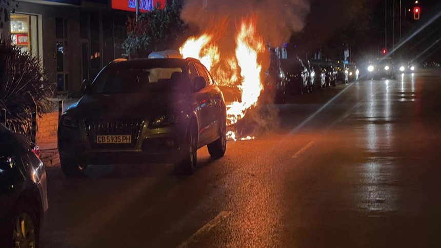 Кола пламна срещу зала "Универсиада" в София