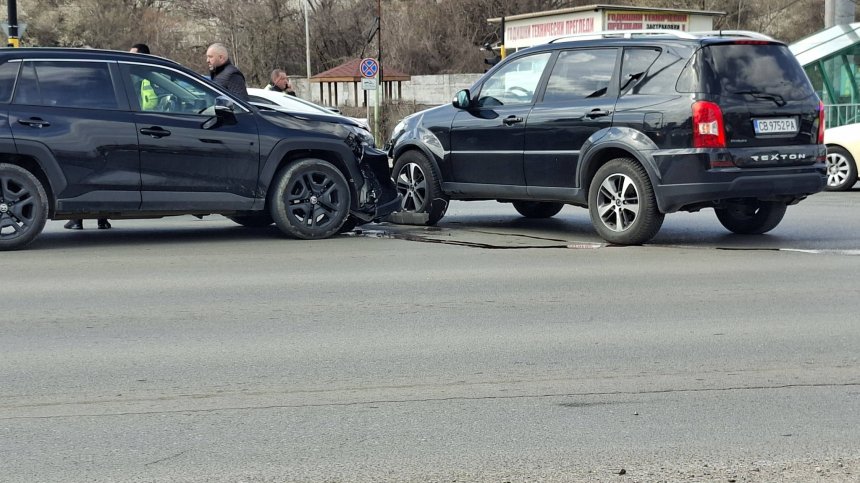 Катастрофа с пострадала жена затруднява движението край Бизнес парка в София