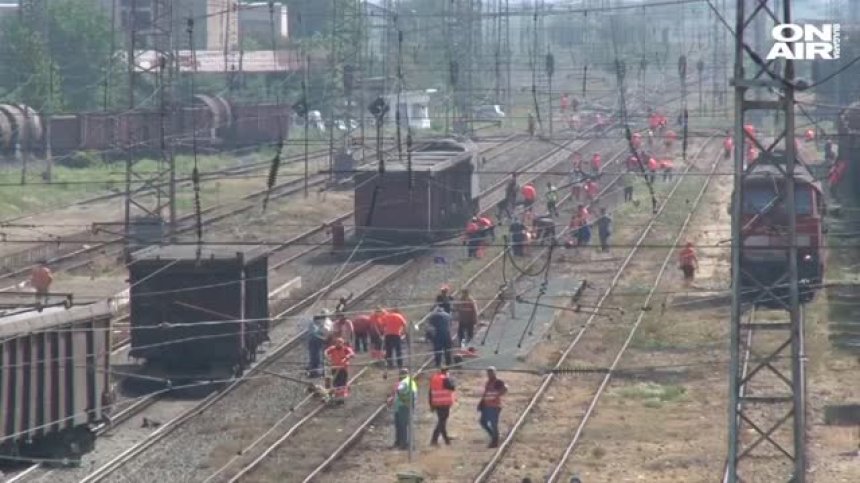 Товарен влак с 10 вагона дерайлира и се обърна в Нова Загора