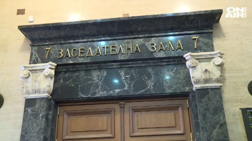 Съдът реши: Фенът, хвърлил бомбичката, остава в ареста