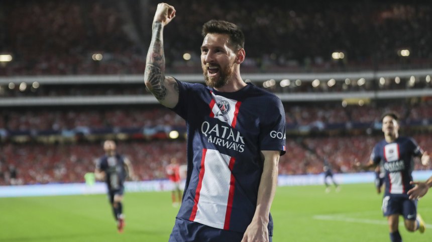 Младежи нахлуха на терена на мач на ПСЖ, Меси ги прегърна и се снима с тях