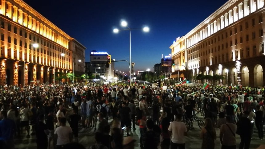 Двама полицаи пострадаха от бомбичка и стъклени бутилки при протестите