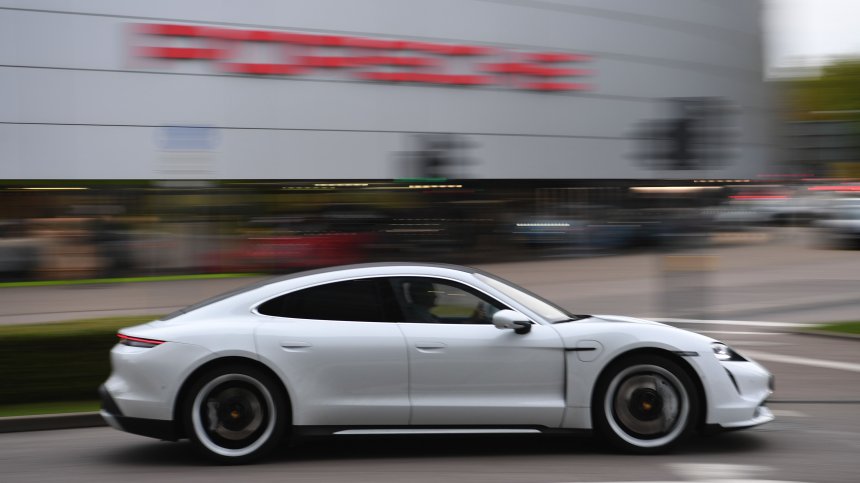 Големите победители и губещи в автоиндустрията през 2020 г.