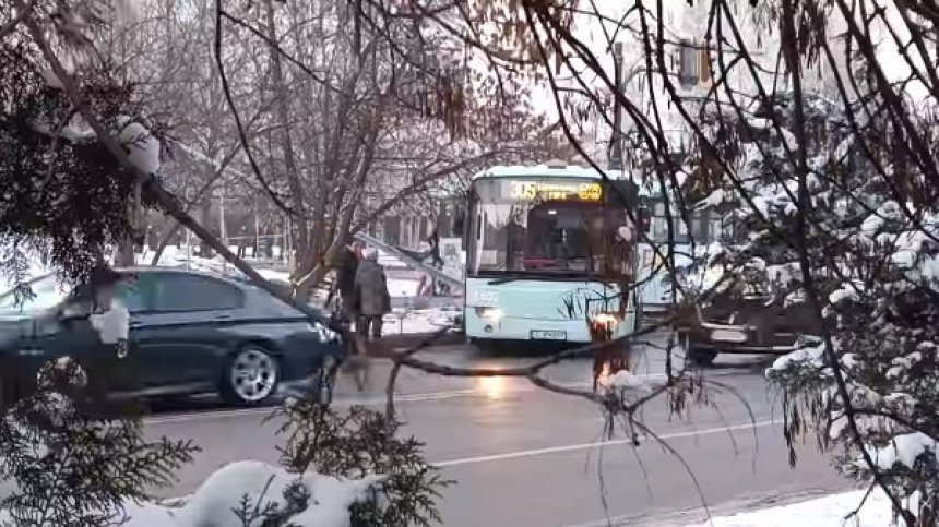 Пореден инцидент с автобус: Поднесе на лед и се заби в стълб в столичния "Младост"