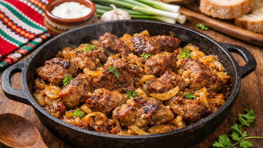 Рецепта за агнешко с лук на тиган