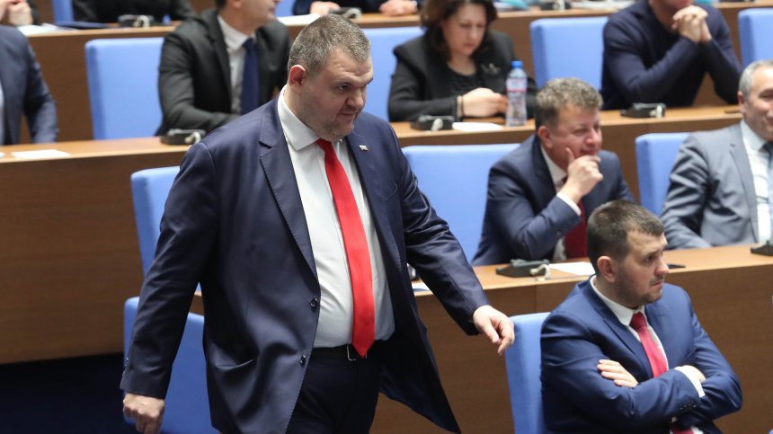 Пеевски: Денков да се прибере в кабинета, да си научи урока и да не ни излага