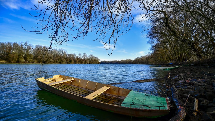 Лодка с 12 души потъна в река Муреш в Румъния, загина дете на 3 години