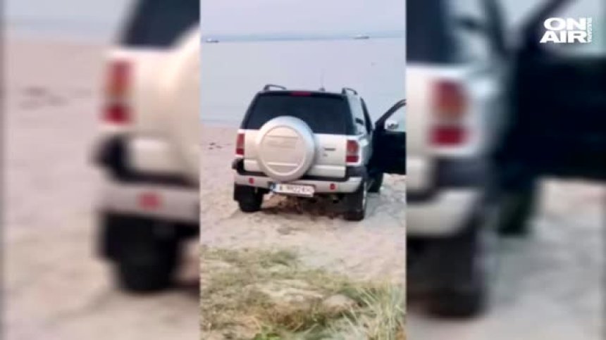 Джип отвя дюните в Крайморие и заседна в морето