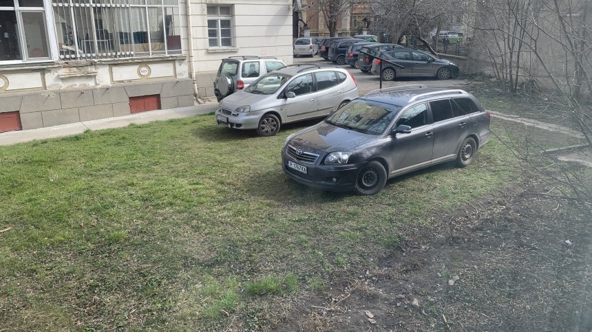 Отново нагло паркиране в зелени площи на Русе