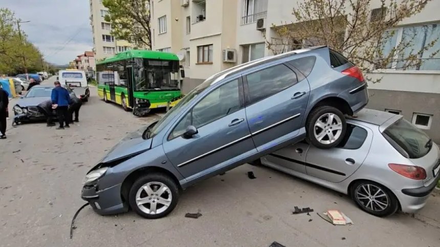 Електрически автобус отнесе 3 коли на улица в Хасково