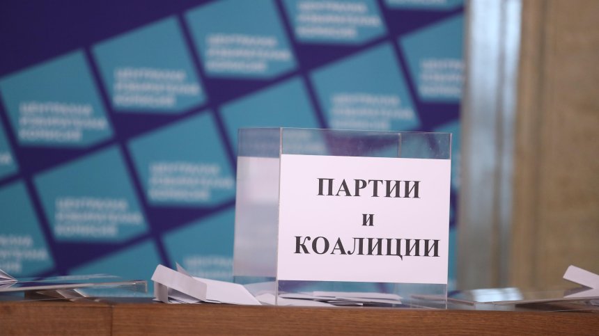 Доброволци алармират за политически назначения в СИК-овете зад граница, не знаели български