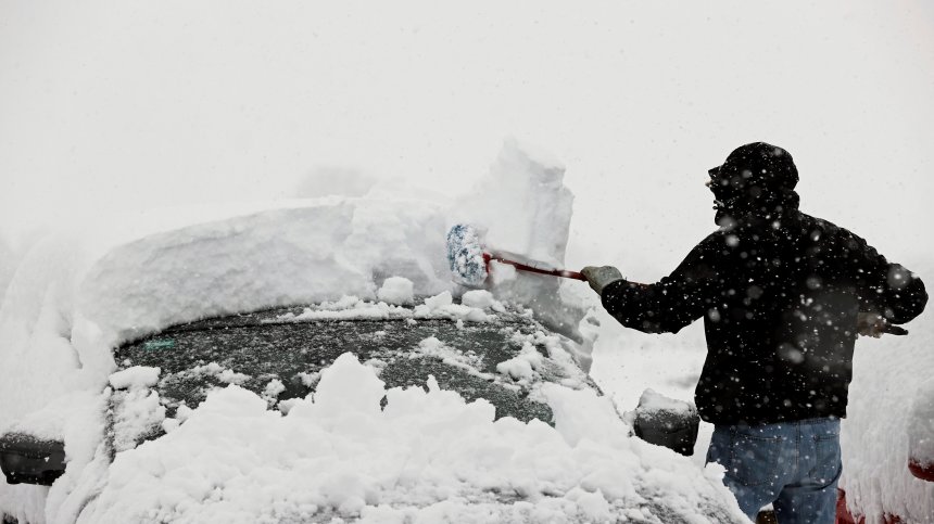 И Испания падна в плен на снега, военни помагат на стотици, закъсали с автомобилите си