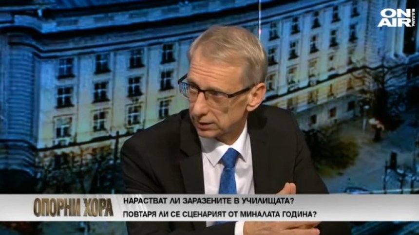 Министър Денков: Максимално присъствие в клас, онлайн обучението създава напрежение