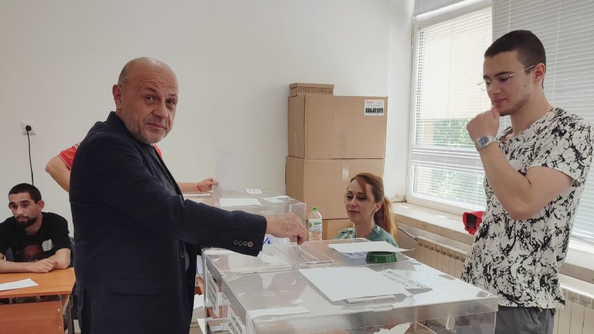 Дончев: Гласувах с надеждата следващите 4 г. да не се налага да се явяваме на избори
