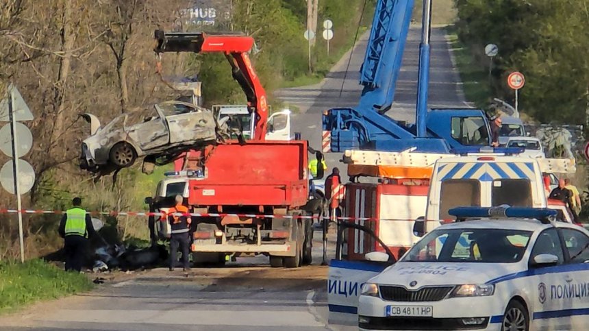 Вдигнаха останките от изгорялата кола край Нови хан, по пътя има разлято гориво (+ВИДЕО)