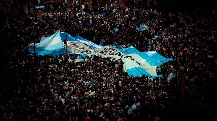 Арести и ранени полицаи край Обелиска след загубата на Аржентина