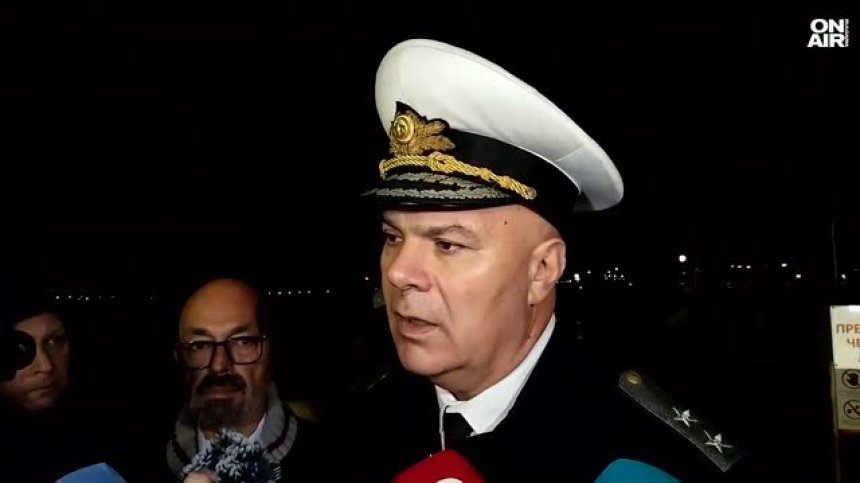 Екипажът на ударения кораб пристигна във Варна, 20 контейнера плават в морето