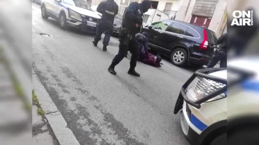 Зрелищно арестуваха бургазлия за забитите кирки в украински коли (+ВИДЕО)