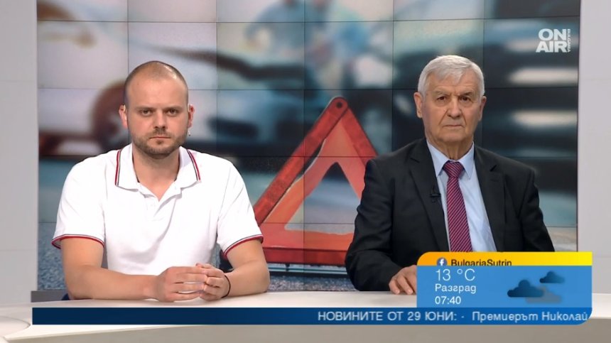Бичът на днешното време - шофьор, вперил поглед в телефона, докато кара