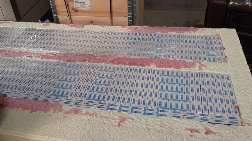 Митничари откриха незаконни цигари, "маскирани" като термопанели