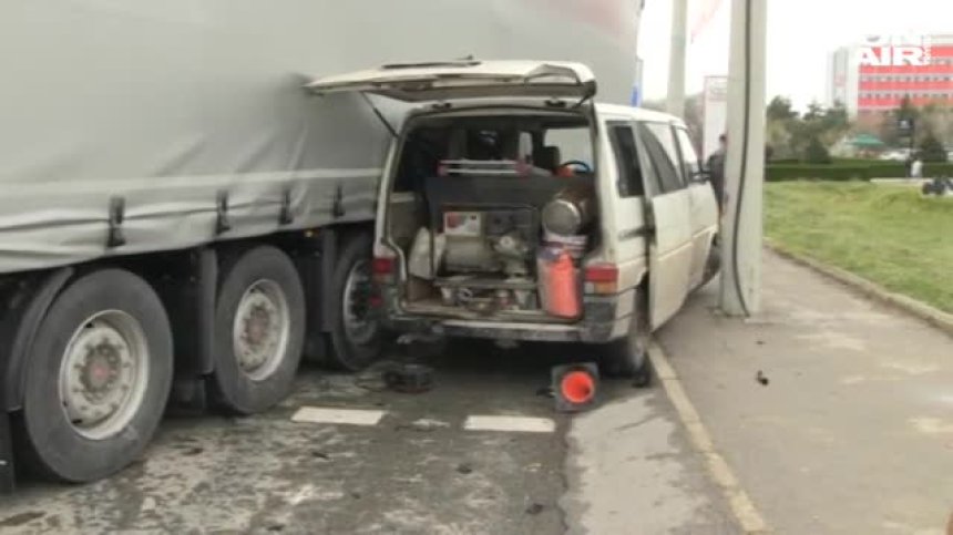 ТИР мачка автомобили на кръстовище в Русе, трима души са в болница