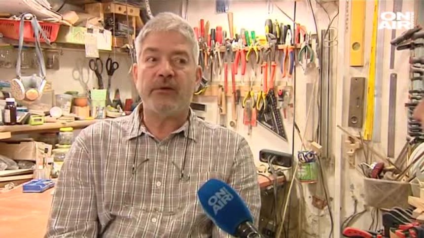 Майстор на дървени играчки връща малки и големи в романтичното минало