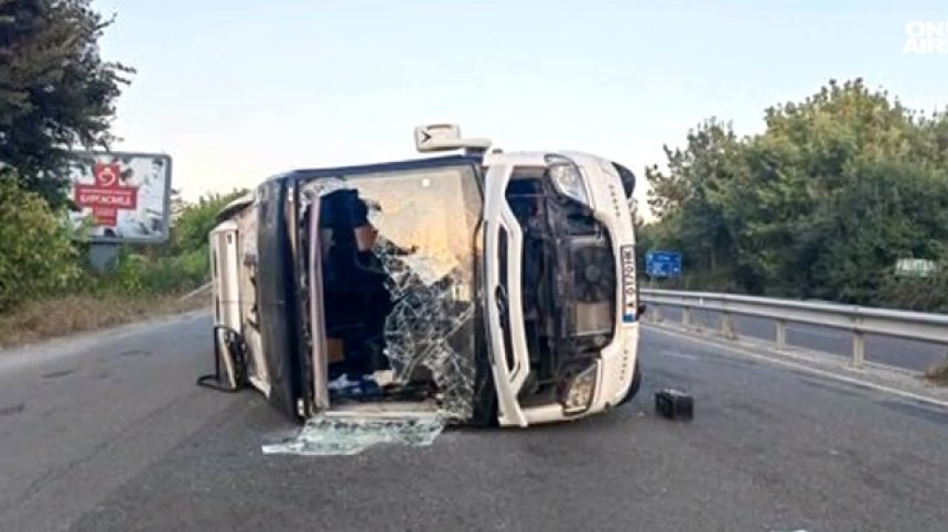 Осем туристи са в болница след катастрофата с микробус на пътя Бургас - Созопол