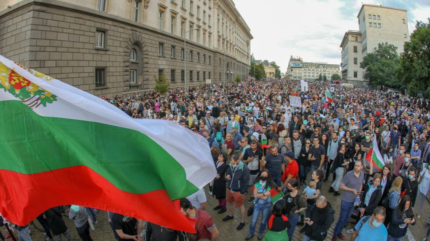 Пети ден недоволството не стихва: Необходима е промяна, скандират хората