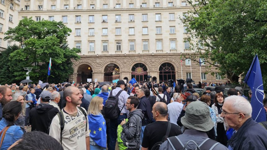 "33 години след промените отново сме тук": Граждани протестират пред президентството