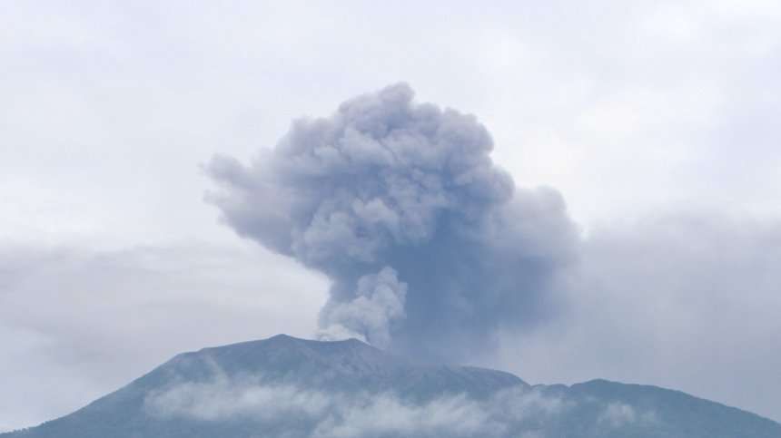 Вулкан изригна и блокира полетите над Нова Зеландия