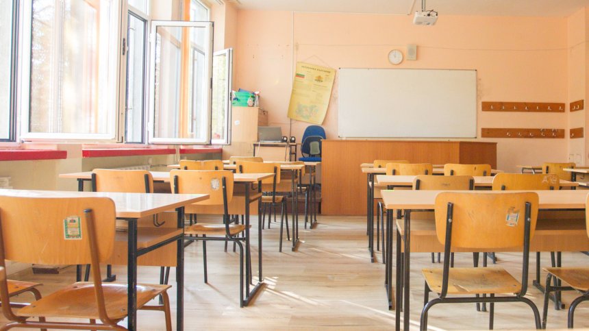 Осмокласник удари преподавател, не го пуснал в училище по къси панталони