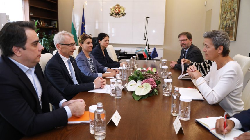 Акад. Денков пред еврокомисар Вестагер: България е изпълнила всички критерии за Шенген