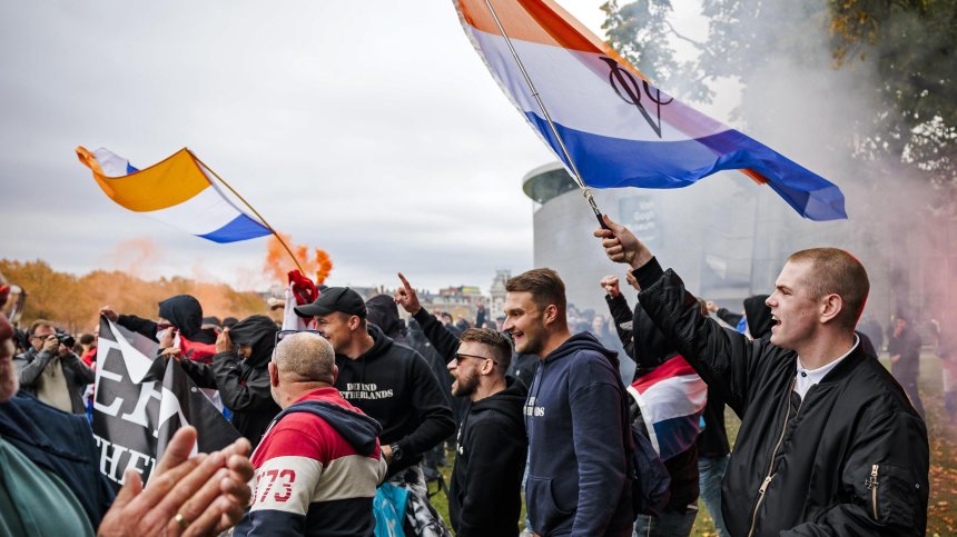 "Изпратете ги обратно вкъщи": Протести срещу имиграцията в Нидерландия (СНИМКИ)